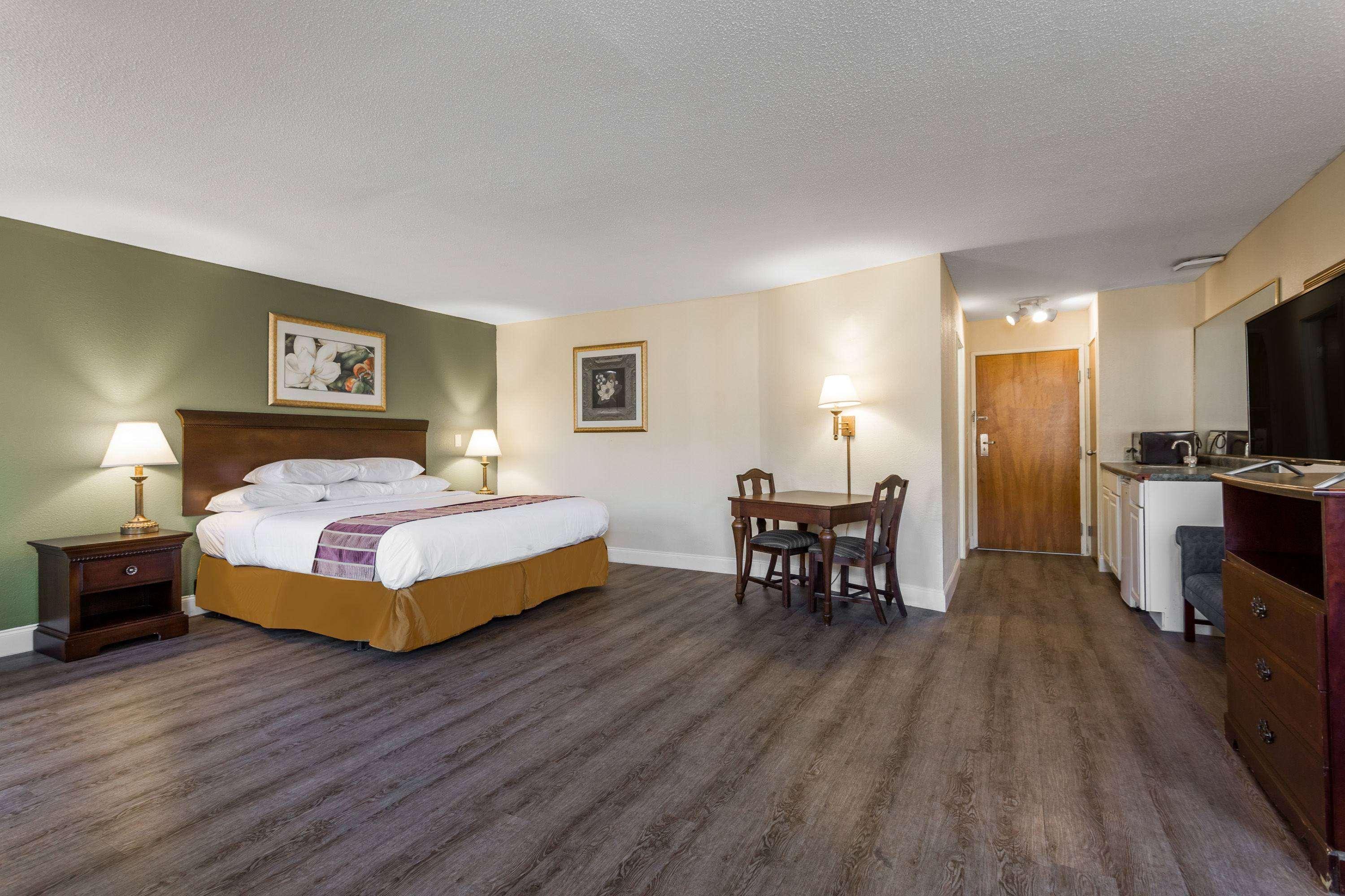 Days Inn & Suites By Wyndham Rocky Mount Golden East Eksteriør bilde