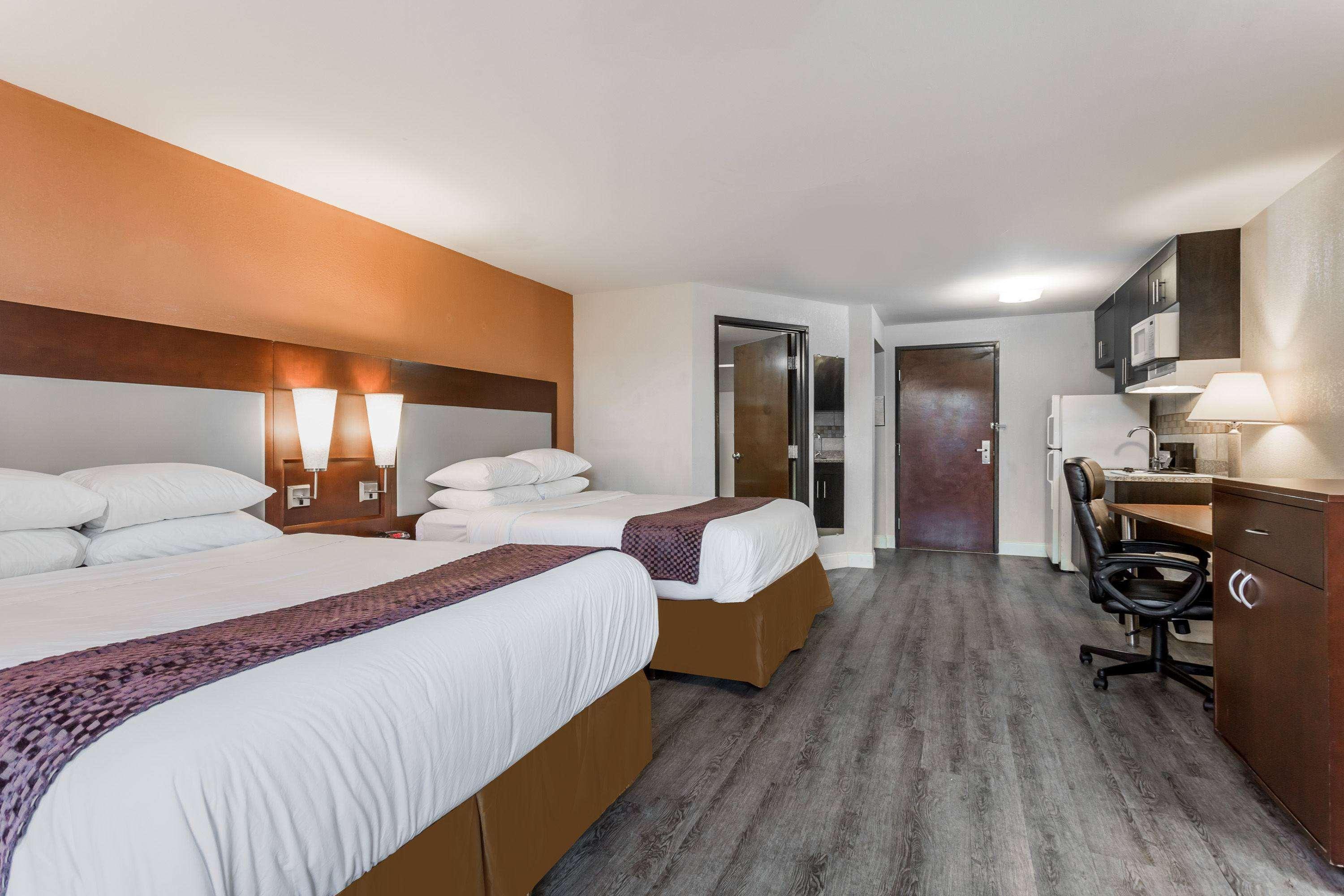 Days Inn & Suites By Wyndham Rocky Mount Golden East Eksteriør bilde