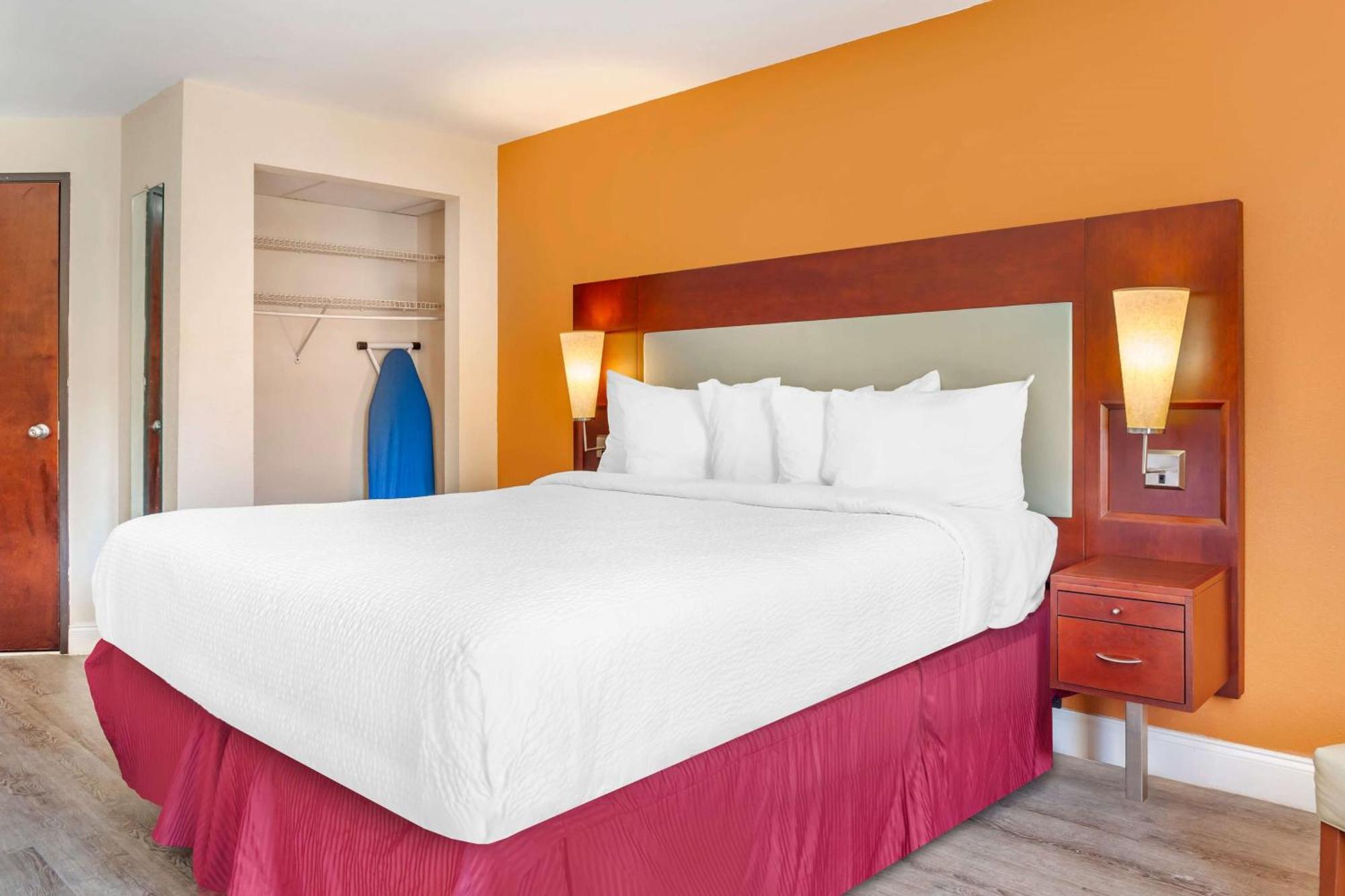 Days Inn & Suites By Wyndham Rocky Mount Golden East Eksteriør bilde