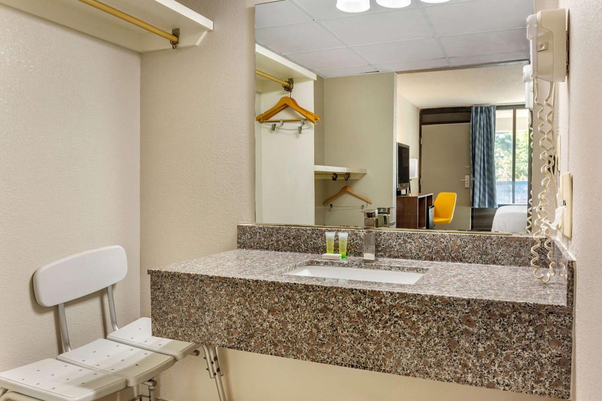 Days Inn & Suites By Wyndham Rocky Mount Golden East Eksteriør bilde