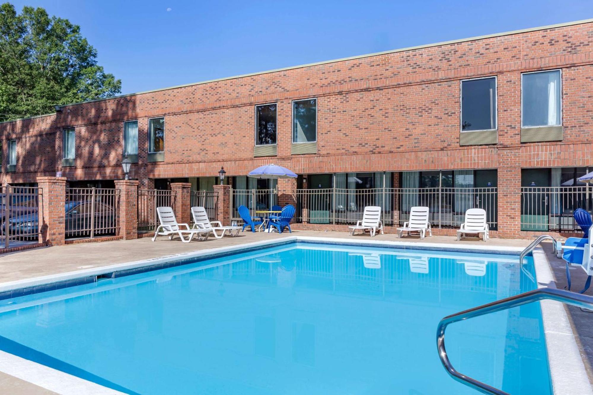 Days Inn & Suites By Wyndham Rocky Mount Golden East Eksteriør bilde