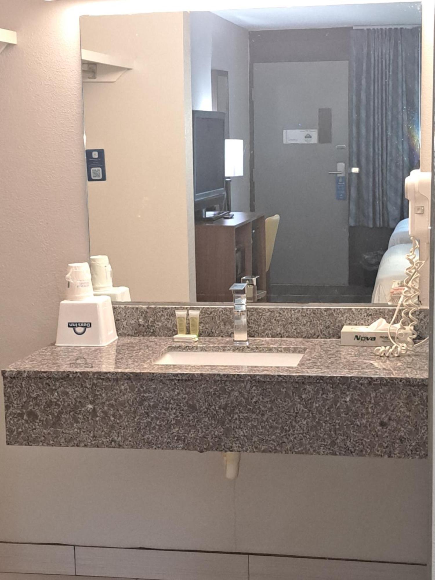 Days Inn & Suites By Wyndham Rocky Mount Golden East Eksteriør bilde