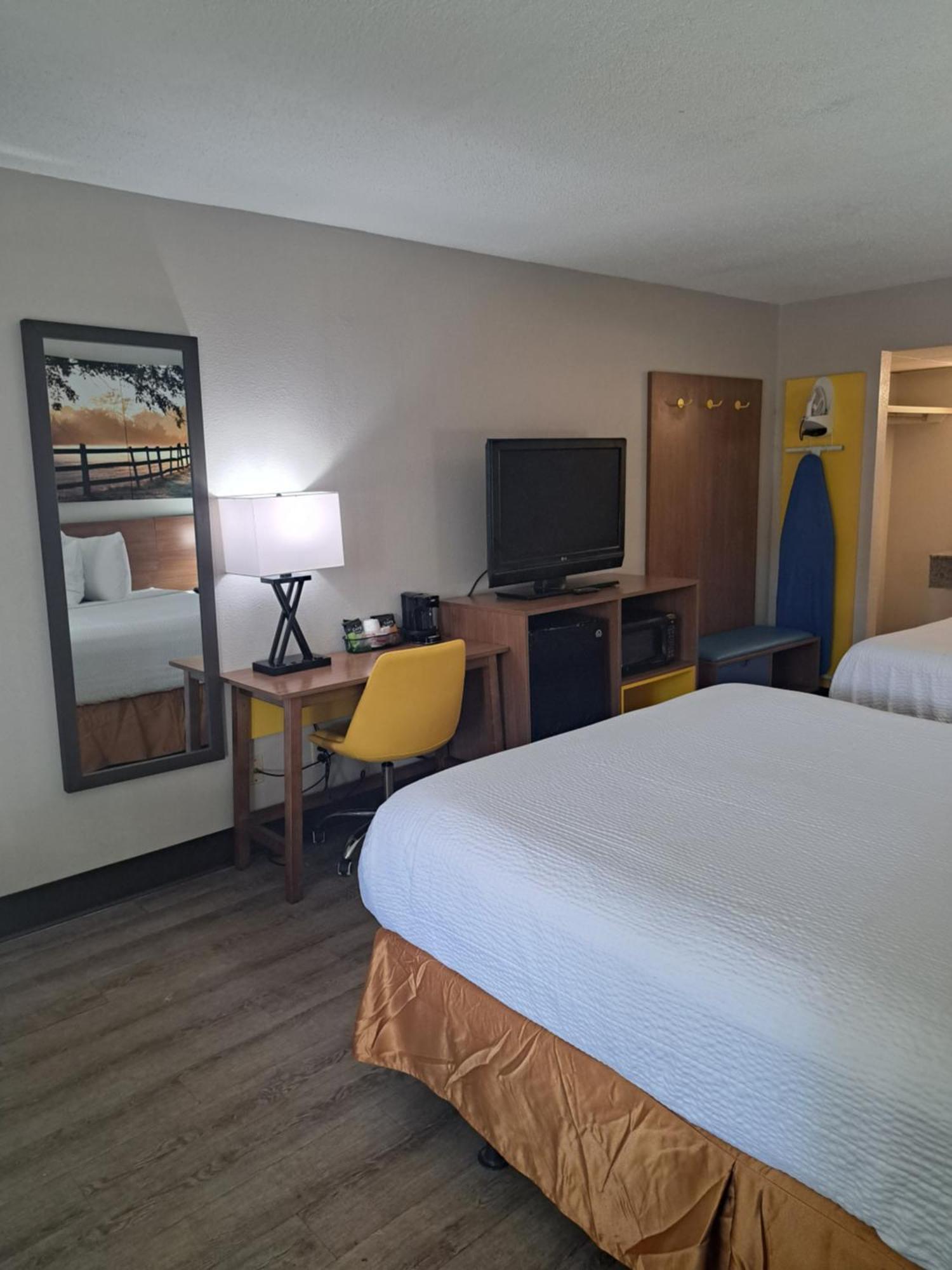 Days Inn & Suites By Wyndham Rocky Mount Golden East Eksteriør bilde